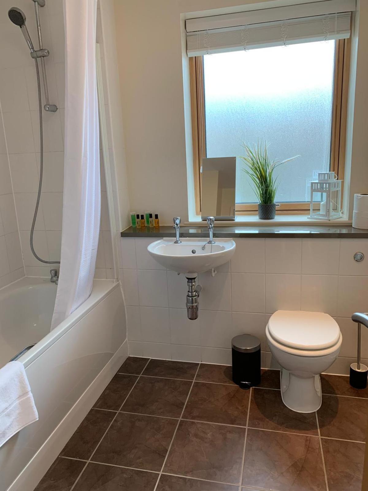 Central Townhouse With Parking Telford Ngoại thất bức ảnh